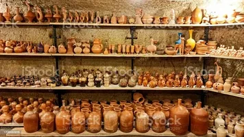 تصویر 4 از کوزه سفالی طرح‌ دار با نقش‌ های سنتی